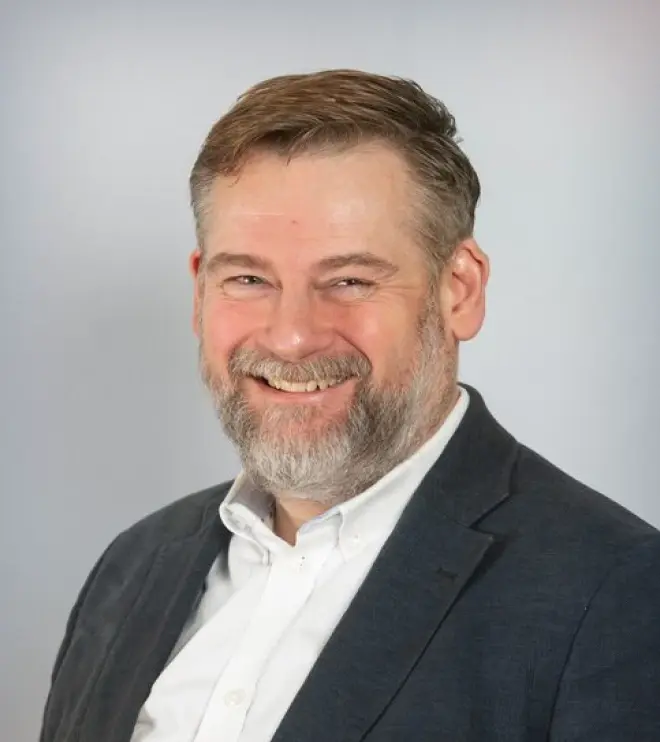 Alan Holmes headshot